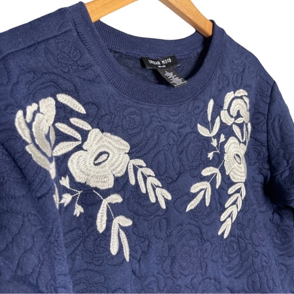 Women's Urban Mood Sweatshirt Sz Small Quilted with Embroidered Flowers - Picture 4 of 5